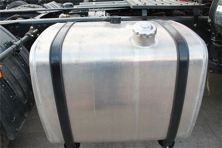 6x4 Tractor Head Truck  Fuel Tank