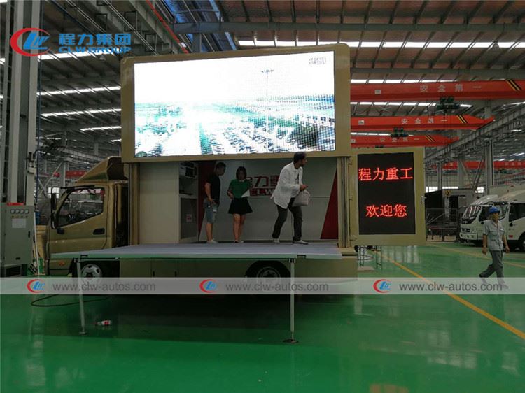 customer visiting for LED advertising truck02