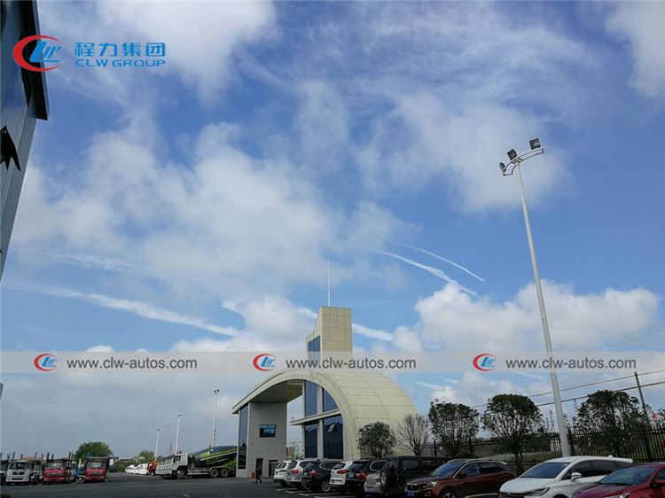 customer visiting for LED advertising truck06