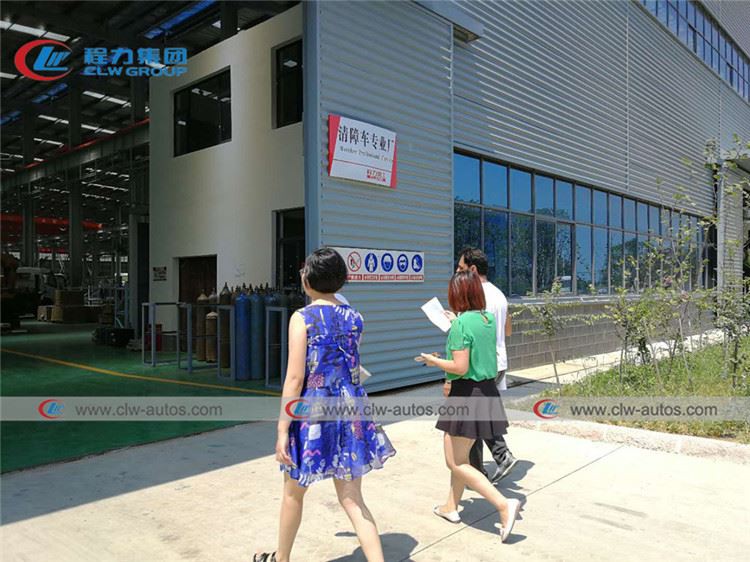 customer visiting for LED advertising truck04