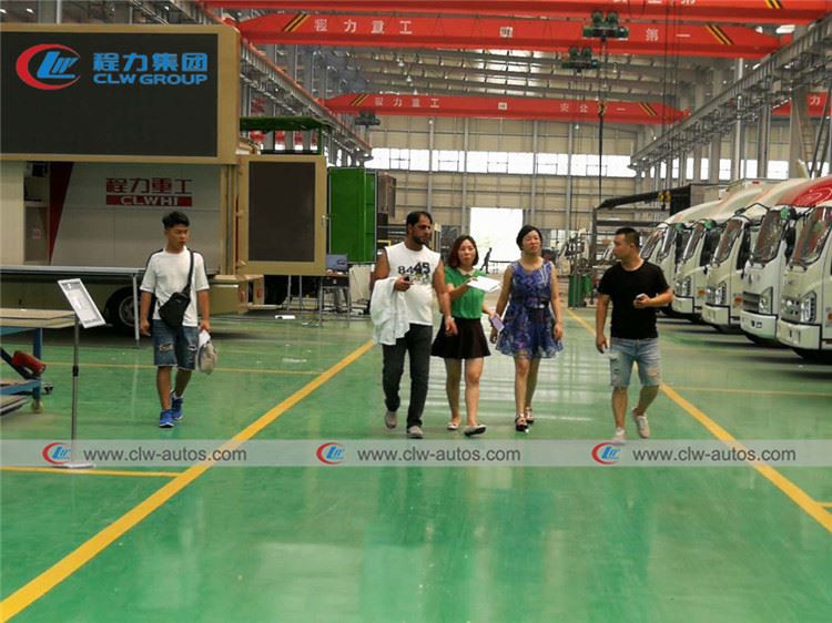 customer visiting for LED advertising truck07