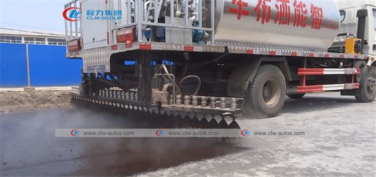  bitumen distributor truck working show01