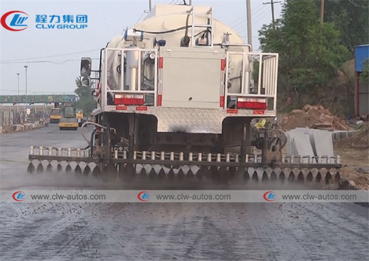  bitumen distributor truck working show02