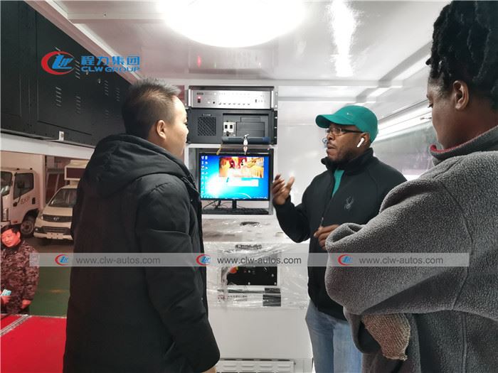 Customer visiting for LED truck02