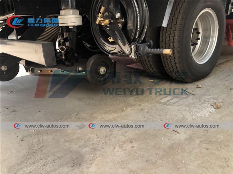 Dongfeng Road Sweeper09
