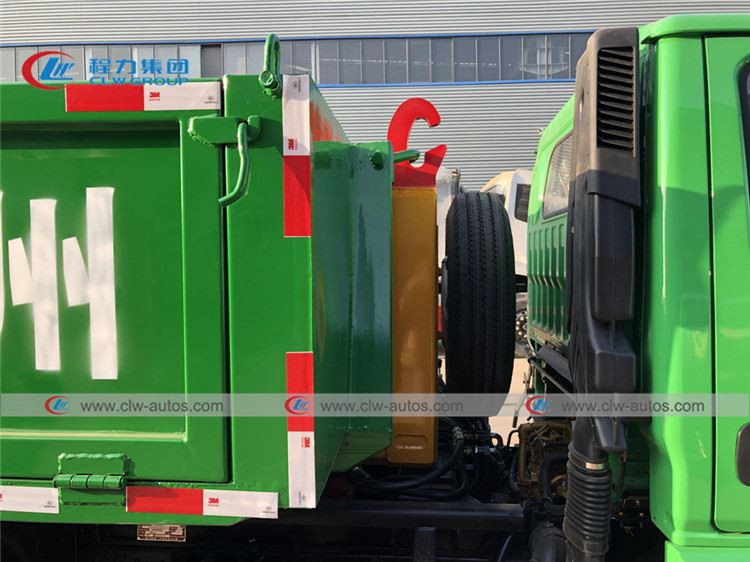 Dongfeng Hook Lift Garbage Truck 5