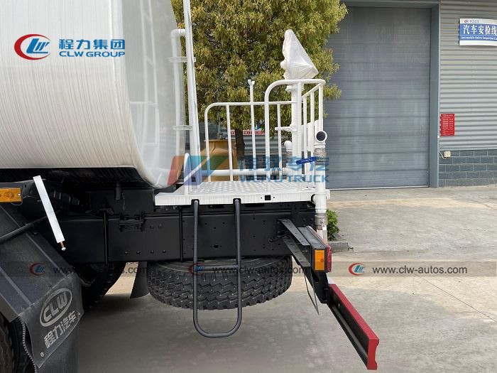 water tank sprinkler truck