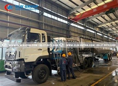 Aircraft Refueller with Lifting Platform
