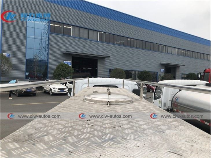 Dongfeng Duolika 4000Liters Stainless Steel Tank Milk Delivery Truck