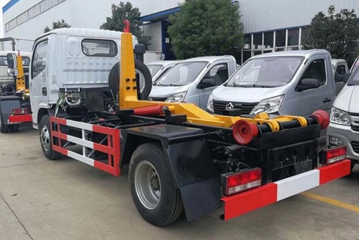 Dongfeng Hook Lift Garbage Truck