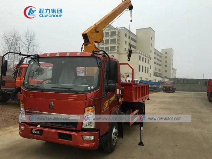 Howo 4-5meters Cargo Box Mounted With CLW Telescopic Boom Crane Truck
