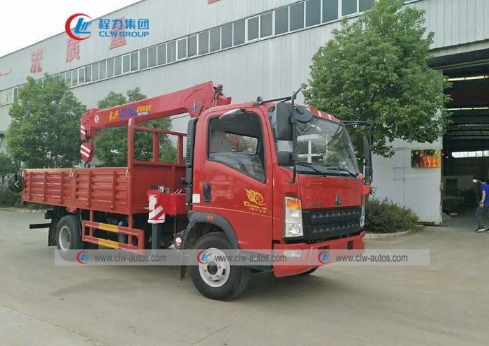 Howo 4-5meters Cargo Box Mounted With CLW Telescopic Boom Crane Truck