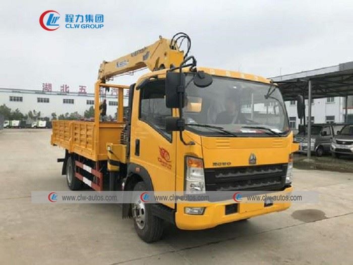 Howo 4-5meters Cargo Box Mounted With CLW Telescopic Boom Crane Truck