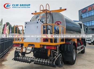 HOWO 10 Ton Bitumen Distributor Truck factory