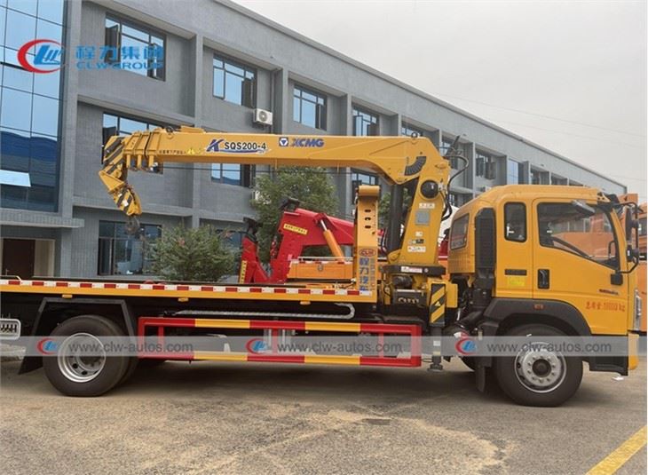 HOWO 3Tons Flatbed Tow Truck With XCMG Crane