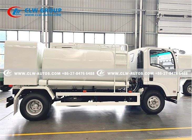 ISUZU FRR 6000 Liters Fuel Refilling Truck With Double Oil Dispenser