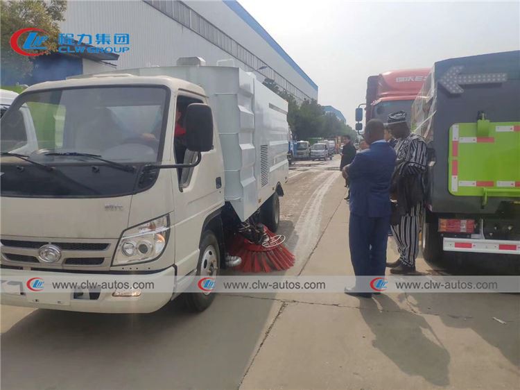Kenya Customers Visiting For Forland Road Sweeper Truck