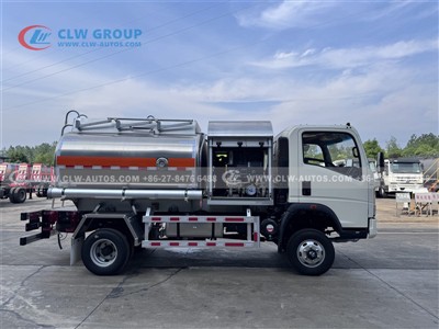 China Manufacturer CLW Group Supplys Right-Hand Drive HOWO 4x4 Off-Road Refue...