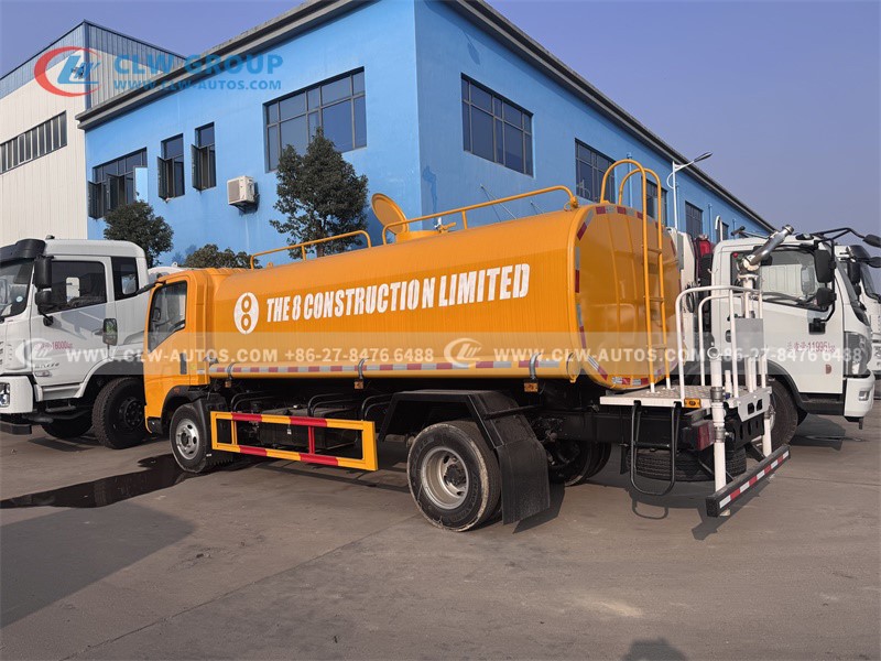 Water spraying truck