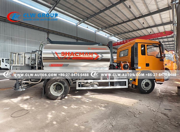 Asphalt distributor truckpng