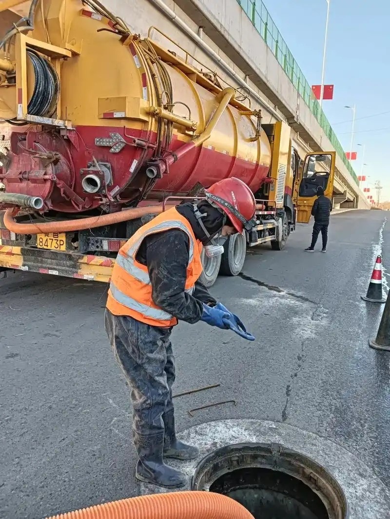 Sewage suction truck4webp1