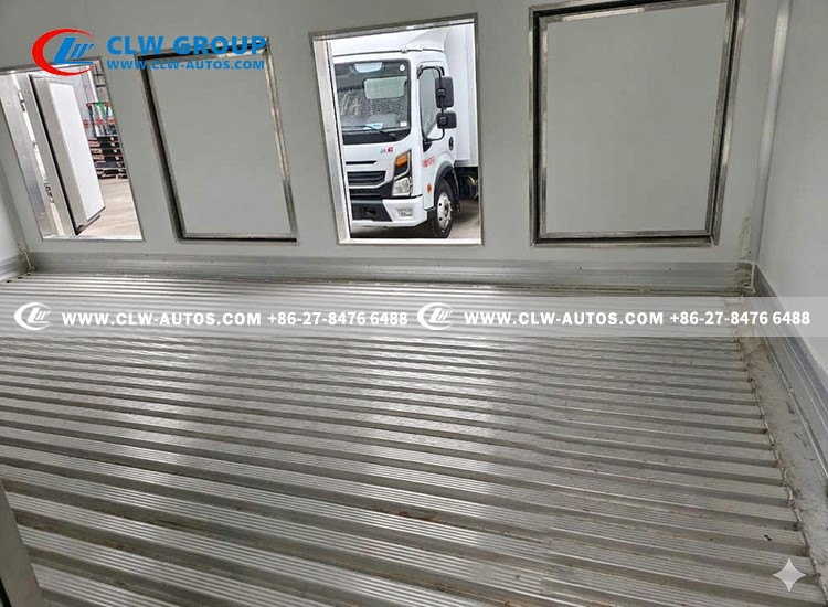 Multi-temperature refrigerated truck