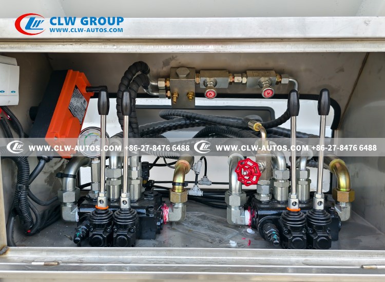 4 Independent Compartments FEED TRUCK