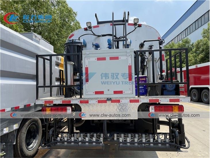 RHD Sinotruk Howo 16000L Bitumen Distributor Truck