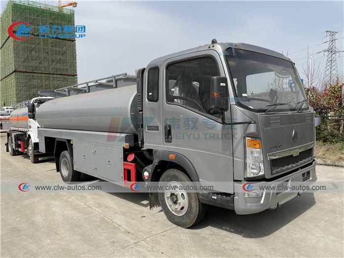 Right Hand Drive Howo 8Tons Oil Refueller Truck