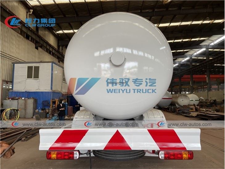 Sinotruk 336HP 20,000Liters 10Tons LPG Bullet Truck