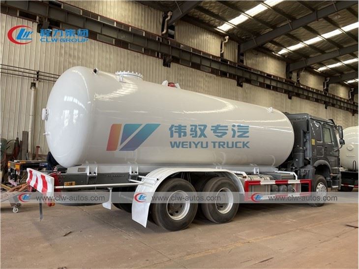 Sinotruk 336HP 20,000Liters 10Tons LPG Bullet Truck
