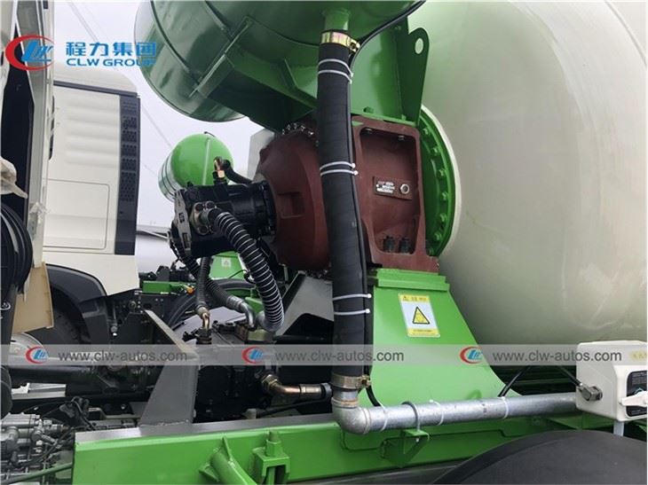 Sinotruk HOWO 8X4 Heavy Duty 16000 Liters Big Volume Concrete Mixer Truck
