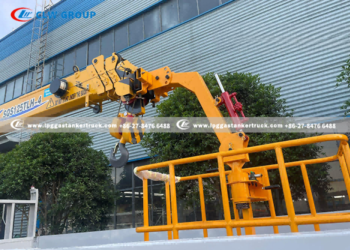 6isuzu giga crane truck