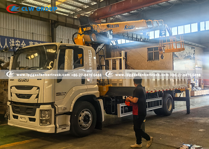 2isuzu crane truck